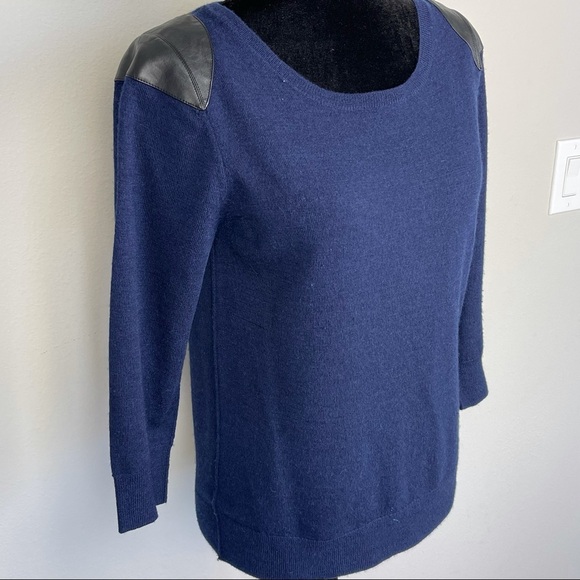 Tahari Navy with Leather shoulder patches 100% Merino wool sweater crew neck M - Picture 5 of 11
